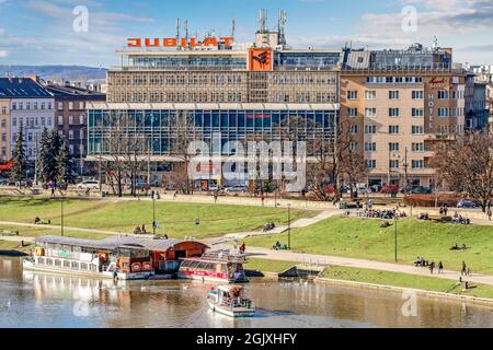 Il centro commerciale Jubilat e le chiatte sul fiume Wisla vicino al Castello reale di Wawel a Cracovia, Polonia. Foto Stock