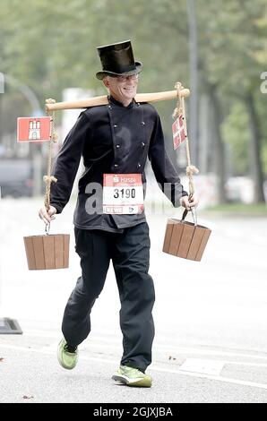 Amburgo, Germania. 12 settembre 2021. Atletica: Maratona: Una maratona corre travestito. Credit: Michael Schwartz/dpa/Alamy Live News Foto Stock