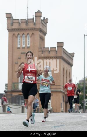 Amburgo, Germania. 12 settembre 2021. Atletica: Maratona: Maratona di fronte alla Speicherstadt. Credit: Michael Schwartz/dpa/Alamy Live News Foto Stock