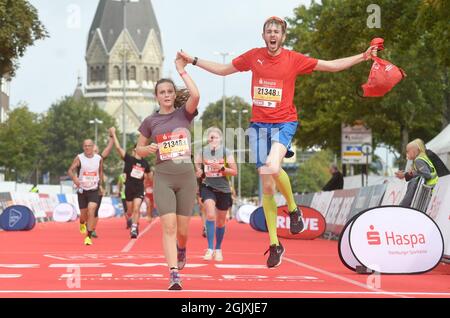 Amburgo, Germania. 12 settembre 2021. Atletica: Maratona: Maratona al traguardo. Credit: Michael Schwartz/dpa/Alamy Live News Foto Stock