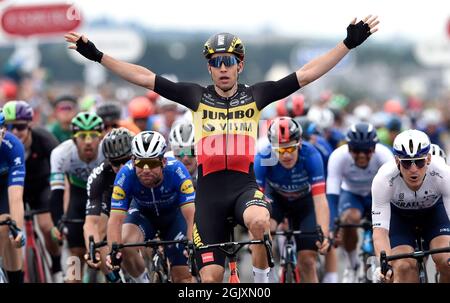 Il Team Jumbo-Visma Cycling's Wout Van Aert vince la fase otto del Tour AJ Bell della Gran Bretagna da Stonehaven ad Aberdeen. Data foto: Domenica 12 settembre 2021. Foto Stock