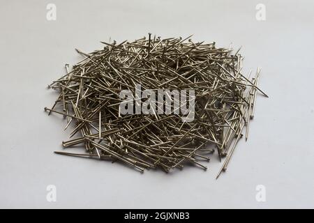 spille da cucire in argento lucido su sfondo bianco dello studio. Foto Stock
