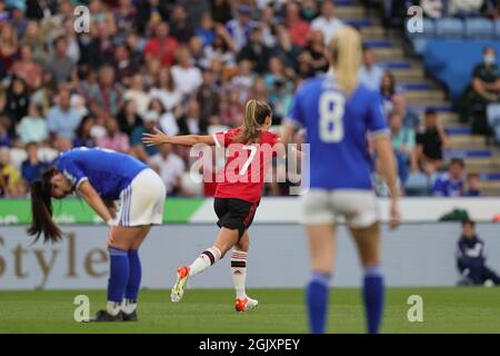 LEICESTER, REGNO UNITO 12 SETTEMBRE. Ella Toone di Manchester United si allontana per festeggiare dopo aver aperto il punteggio durante la partita Barclays fa Women's Super League tra Leicester City e Manchester United al King Power Stadium di Leicester domenica 12 settembre 2021. (Credit: James Holyoak | MI News) Credit: MI News & Sport /Alamy Live News Foto Stock