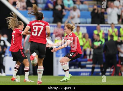 LEICESTER, REGNO UNITO 12 SETTEMBRE. Ella Toone di Manchester United festeggia con i compagni di squadra dopo aver aperto il punteggio durante la partita Barclays fa Women's Super League tra Leicester City e Manchester United al King Power Stadium di Leicester domenica 12 settembre 2021. (Credit: James Holyoak | MI News) Credit: MI News & Sport /Alamy Live News Foto Stock