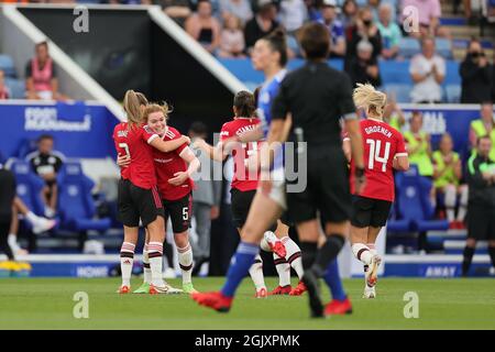 LEICESTER, REGNO UNITO 12 SETTEMBRE. Ella Toone di Manchester United festeggia con i compagni di squadra dopo aver aperto il punteggio durante la partita Barclays fa Women's Super League tra Leicester City e Manchester United al King Power Stadium di Leicester domenica 12 settembre 2021. (Credit: James Holyoak | MI News) Credit: MI News & Sport /Alamy Live News Foto Stock
