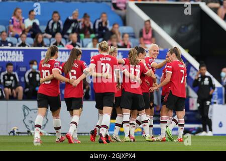 LEICESTER, REGNO UNITO 12 SETTEMBRE. Ella Toone di Manchester United festeggia con i compagni di squadra dopo aver aperto il punteggio durante la partita Barclays fa Women's Super League tra Leicester City e Manchester United al King Power Stadium di Leicester domenica 12 settembre 2021. (Credit: James Holyoak | MI News) Credit: MI News & Sport /Alamy Live News Foto Stock