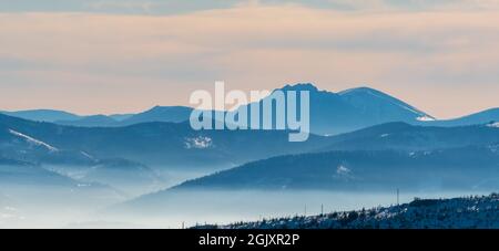 Vista su Velky Rozsutec e Stoh in Mala Fatra montagne in Slovacchia da Magura Wislanska collina in inverno Beskid Slaski montagne in Polonia Foto Stock