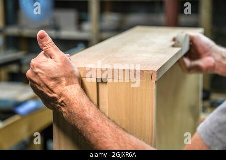 Uomo che si adatta insieme giunti a coda di rondine in legno shopt lavorazione. Foto Stock