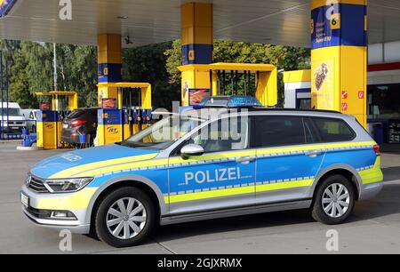 10 settembre 2021, Meclemburgo-Pomerania occidentale, Rostock: Una macchina di pattuglia della polizia si trova in un distributore di benzina dopo il rifornimento. Presso la polizia di Meclemburgo-Pomerania anteriore, le spese per il carburante nel primo semestre del 2021 sono aumentate di circa il 15 per cento, raggiungendo i 1.07 milioni di euro rispetto allo stesso periodo dell'anno scorso. La flotta della polizia statale comprende un totale di 1119 veicoli a motore, il 90% dei quali sono veicoli diesel. Foto: Bernd Wüstneck/dpa-Zentralbild/ZB Foto Stock