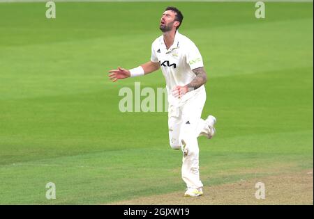 12 Settembre 2021. Londra, Regno Unito. Reece Topley di Surrey si avvicina mentre Surrey prende l'Essex nel campionato della contea al Kia Oval, il primo giorno. David Rowe/Alamy Live News. Foto Stock