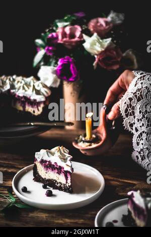 Cheesecake al mirtillo al cioccolato. Una parte del pezzo di cheesecake a fuoco. Foto Stock