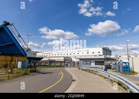 Papenburg, Germania - 24 agosto 2021: Cantiere navale Meyer a Papenburg. È uno dei più grandi cantieri navali del mondo che costruiscono navi da crociera per compagnie di navigazione internazionali per decenni. Foto Stock