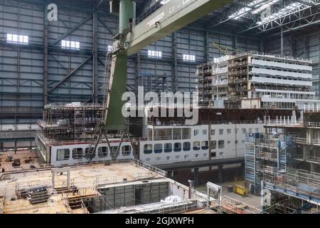 Papenburg, Germania - 24 agosto 2021: Cantiere navale Meyer a Papenburg. È uno dei più grandi cantieri navali del mondo che costruiscono navi da crociera per compagnie di navigazione internazionali per decenni. Foto Stock