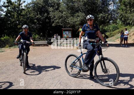 Roma, Italia. 12 settembre 2021. Trafficanti in bici durante un picnic al parco della Caffarella, in occasione della campagna elettorale per il nuovo sindaco della città.Roma (Italia), 12 settembre 2021 Foto Samantha Zucchi Insidefoto Credit: Insidefoto srl/Alamy Live News Foto Stock