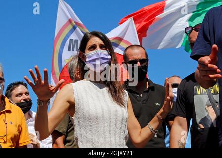 Roma, Italia. 12 settembre 2021. Il sindaco di Roma Virginia Raggi durante un picnic al parco della Caffarella, in occasione della campagna elettorale per il nuovo sindaco della città.Roma (Italia), 12 settembre 2021 Foto Samantha Zucchi Insidefoto Credit: Insidefoto srl/Alamy Live News Foto Stock