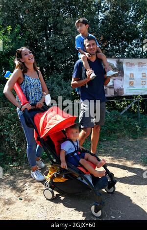 Ex vice del movimento 5 Stelle Alessandro di Battista con il suo partner Sahra Lahouasnia e i loro figli Andrea e Filippo durante un picnic al parco della Caffarella, in occasione della campagna elettorale per il nuovo sindaco della città. Roma, 12 settembre 2021 Foto Samantha Zucchi Insidefoto Foto Stock