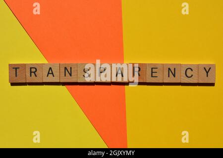 Trasparenza, parola in lettere di legno isolate su sfondo colorato Foto Stock