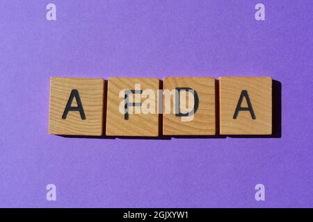 AFDA, acronimo di alcuni giorni fa in lettere in legno, isolate su sfondo blu Foto Stock