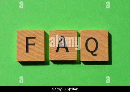 FAQ abbreviazione di Frequently Asked Questions in ligned alfabet letters isolato su sfondo verde chiaro Foto Stock