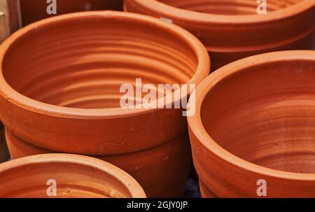 Le pentole marroni nel negozio al dettaglio del giardinaggio Foto Stock