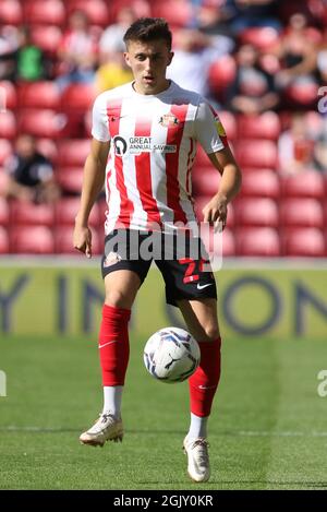 SUNDERLAND, REGNO UNITO. 11 SETTEMBRE Dan Neil di Sunderland in azione durante la partita della Sky Bet League 1 tra Sunderland e Accrington Stanley allo Stadium of Light di Sunderland sabato 11 settembre 2021. (Credit: Will Matthews | MI News) Foto Stock