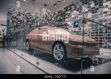 Monaco di Baviera/ Germania - Maggio, 24 2019: Modello in argilla di costruzione nuovo articolo di auto BMW in BMW Museum/ BMW Welt Foto Stock