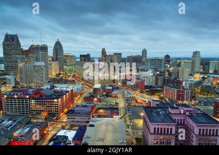 Detroit, Michigan, Stati Uniti d'America skyline del centro da sopra al crepuscolo. Foto Stock