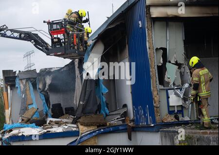 Berlino, Germania. 12 settembre 2021. I vigili del fuoco spengono un vecchio magazzino a Marzahn. Rifiuti ingombranti e pneumatici hanno bruciato nella sala. Credit: Christophe Gateau/dpa/Alamy Live News Foto Stock