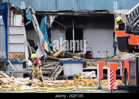 Berlino, Germania. 12 settembre 2021. I vigili del fuoco spengono un vecchio magazzino a Marzahn. Rifiuti ingombranti e pneumatici hanno bruciato nella sala. Credit: Christophe Gateau/dpa/Alamy Live News Foto Stock