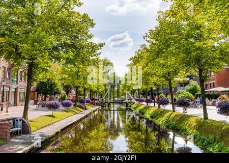 Papenburg, Germania - 24 agosto 2021: Centro storico di Papenburg lungo il fiume EMS con canali, chiatte e navi antiche nella bassa Sassonia in Germania Foto Stock