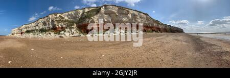 Hunstanton Cliffs Norfolk UK mostra geologia formazioni rocciose e linee di pietra di sabbia rossa, vista panoramica a basso livello dalla spiaggia Foto Stock