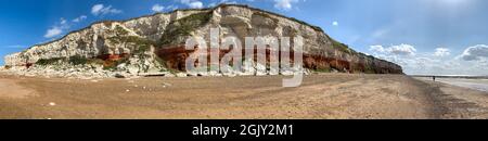 Hunstanton Cliffs Norfolk UK mostra geologia formazioni rocciose e linee di pietra di sabbia rossa, vista panoramica a basso livello dalla spiaggia Foto Stock