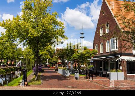 Papenburg, Germania - 24 agosto 2021: Centro storico di Papenburg lungo il fiume EMS con canali, chiatte e navi antiche nella bassa Sassonia in Germania Foto Stock