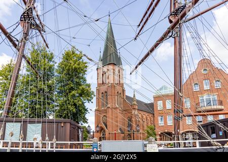 Papenburg, Germania - 24 agosto 2021: Centro storico di Papenburg lungo il fiume EMS con canali, chiatte e navi antiche nella bassa Sassonia in Germania Foto Stock