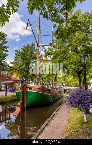 Papenburg, Germania - 24 agosto 2021: Centro storico di Papenburg lungo il fiume EMS con canali, chiatte e navi antiche nella bassa Sassonia in Germania Foto Stock