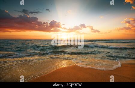 Spiaggia dell'oceano colorata. Scatto all'alba! Foto Stock