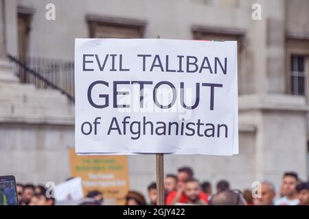 Londra, Regno Unito. 12 settembre 2021. I manifestanti si sono riuniti a Trafalgar Square in occasione del 20° anniversario dell'assassinio del comandante dell'opposizione Ahmad Shah Massoud, per protestare contro l'assalto dei talebani e per chiedere al Regno Unito e alla comunità internazionale di aiutare l'Afghanistan. Credit: Vuk Valcic/Alamy Live News Foto Stock