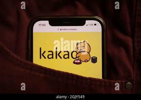 KONSKIE, POLONIA - 04 settembre 2021: Logo Kakao Corporation visualizzato sul telefono cellulare nascosto in tasca jeans Foto Stock