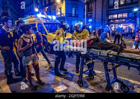 Barcellona, Spagna. 11 Settembre 2021. Durante la dimostrazione, un manifestante ferito viene trascinato in ambulanza dall'équipe medica. Un gruppo di manifestanti si è riunito di fronte alla stazione generale di polizia della polizia nazionale spagnola in Catalogna la Giornata nazionale della Catalogna per chiedere l'indipendenza causando scontri tra manifestanti e poliziotti. Credit: SOPA Images Limited/Alamy Live News Foto Stock