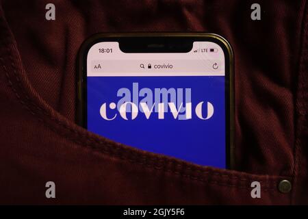 KONSKIE, POLONIA - 04 settembre 2021: Il logo dell'azienda di Covio viene visualizzato sul telefono cellulare nascosto nella tasca dei jeans Foto Stock