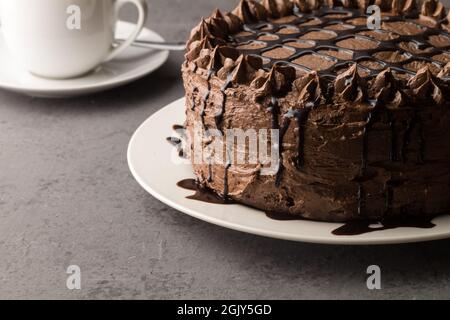 Torta al cioccolato fatta in casa con cioccolato a gocce su sfondo grigio Foto Stock