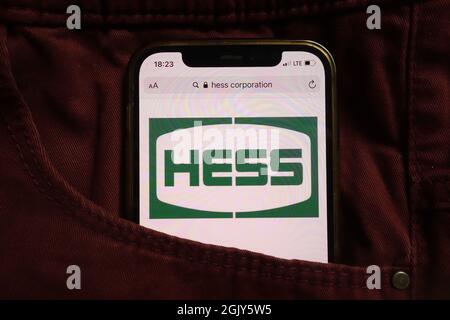 KONSKIE, POLONIA - 04 settembre 2021: Logo Hess Corporation visualizzato sul telefono cellulare nascosto in tasca jeans Foto Stock