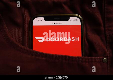 KONSKIE, POLONIA - 04 settembre 2021: Logo DoorDash Inc visualizzato sul telefono cellulare nascosto in tasca jeans Foto Stock