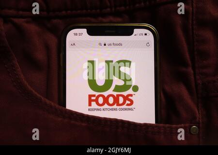 KONSKIE, POLONIA - 04 settembre 2021: LOGO US Foods visualizzato sul cellulare nascosto in tasca jeans Foto Stock