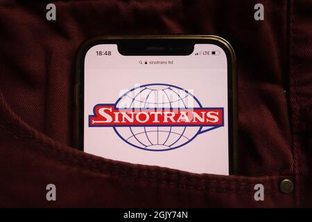 KONSKIE, POLONIA - 04 settembre 2021: Logo Sinotrans Limited visualizzato sul cellulare nascosto in tasca jeans Foto Stock