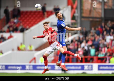 NOTTINGHAM, REGNO UNITO. 12 SETTEMBRE James Garner di Nottingham Forest batte con Kieffer Moore di Cardiff City durante la partita del Campionato Sky Bet tra Nottingham Forest e Cardiff City al City Ground di Nottingham domenica 12 settembre 2021. (Credit: Jon Hobley | MI News) Credit: MI News & Sport /Alamy Live News Foto Stock