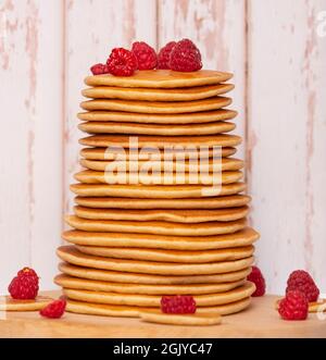 Grande mucchio di pancake con lamponi e miele Foto Stock