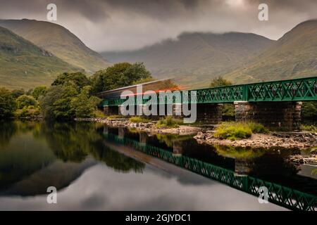 Treno che passa per Loch awe viadotto, Argyll e Bute, Scozia Foto Stock