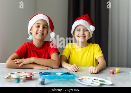 Due belle ragazze dipinte figurine di legno di Natale. Foto Stock