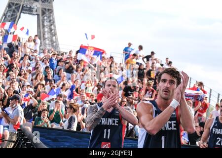 Parigi, Francia. 12 settembre 2021. Il team natianal francese ringrazia i suoi sostenitori durante la FIBA 3x3 Europe Cup 2021, Basketball Eurocup Championship a Parigi, Francia, settembre 12 2021 Credit: Independent Photo Agency/Alamy Live News Foto Stock